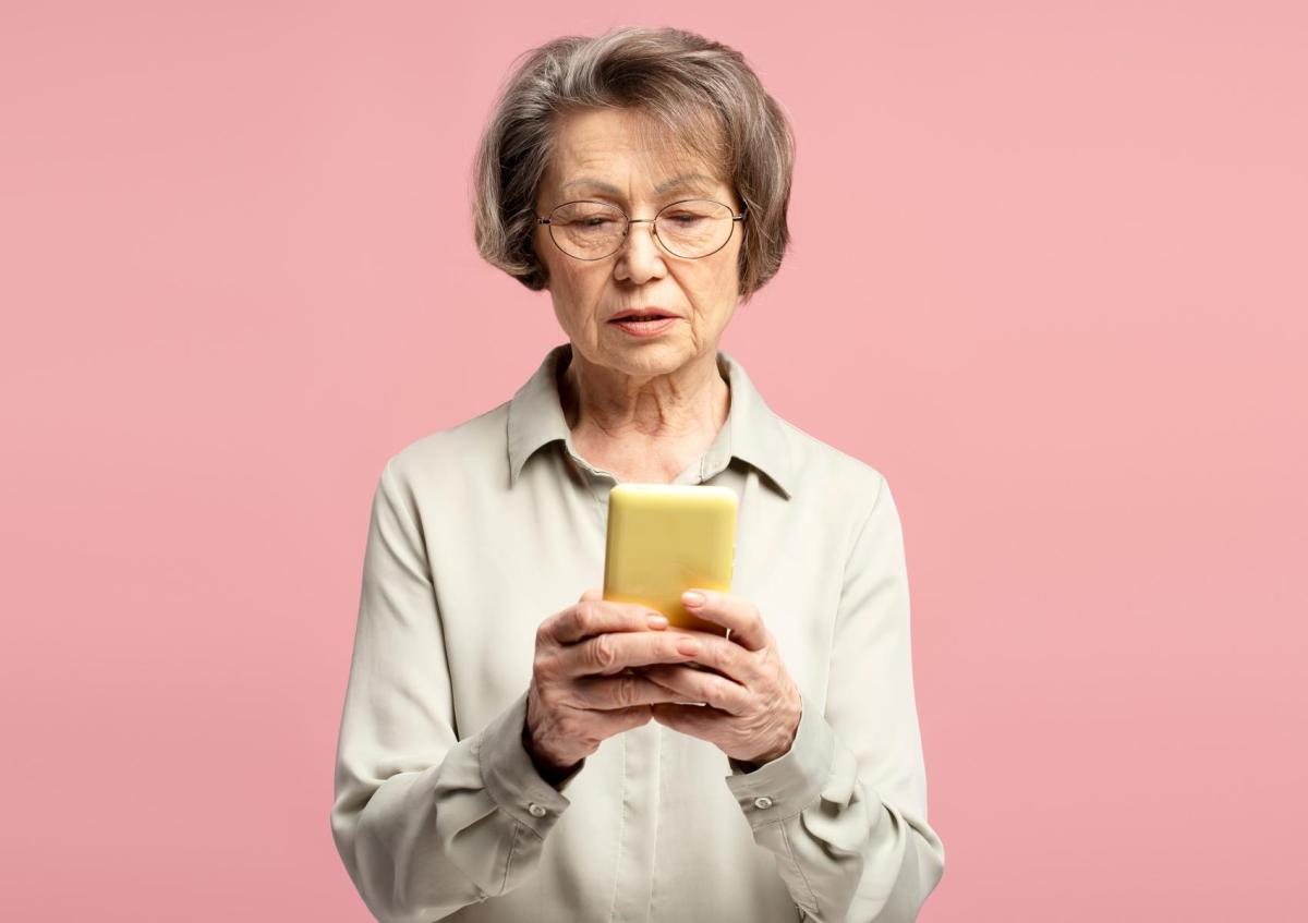 Woman turns off roaming on her mobile phone