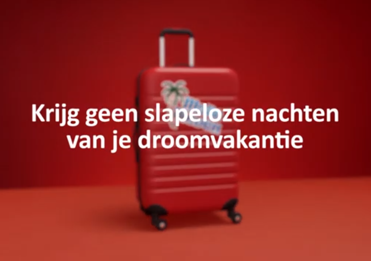Reiskoffer met reisetiketten en tekst: 'Krijg geen slapeloze nachten van je droomvakantie'