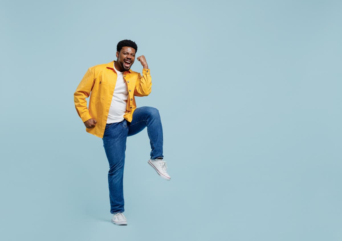 Man met geel jack juicht omdat hij het volledige bedrag terugkrijgt