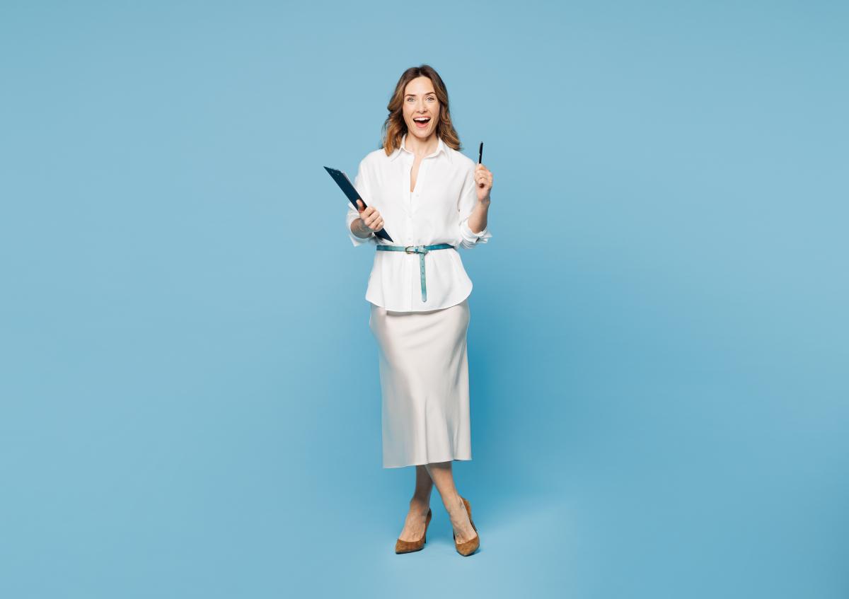 Vrouw in witte rok en blouse met een clipboard en pen, op een lichtblauwe achtergrond