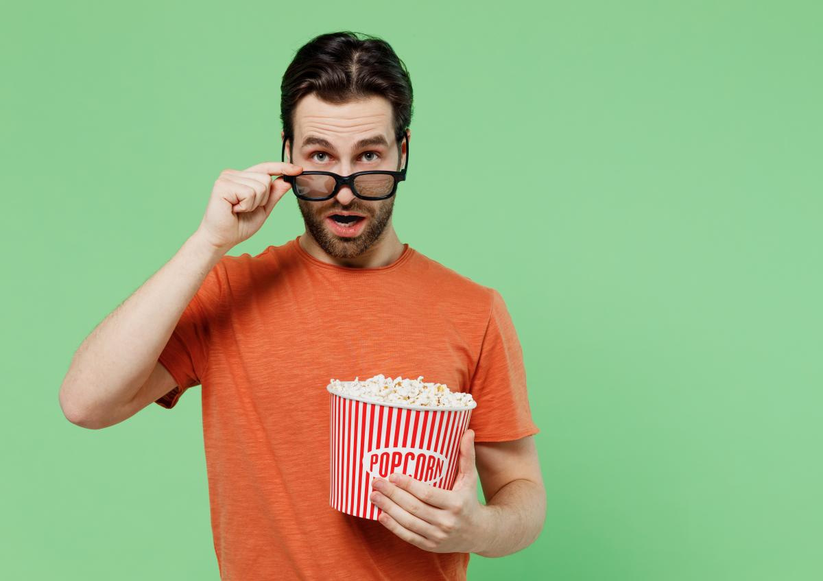 Man met popcorn is verbaasd dat hij bedenktijd verliest bij streamingabonnement