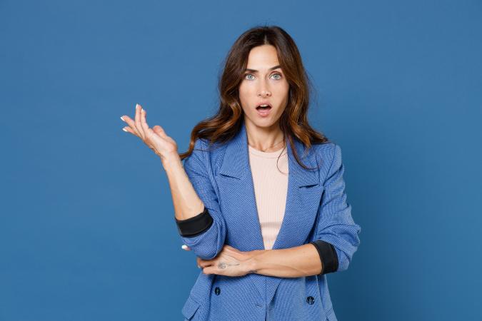 Gefrustreerde vrouw houdt een hand omhoog