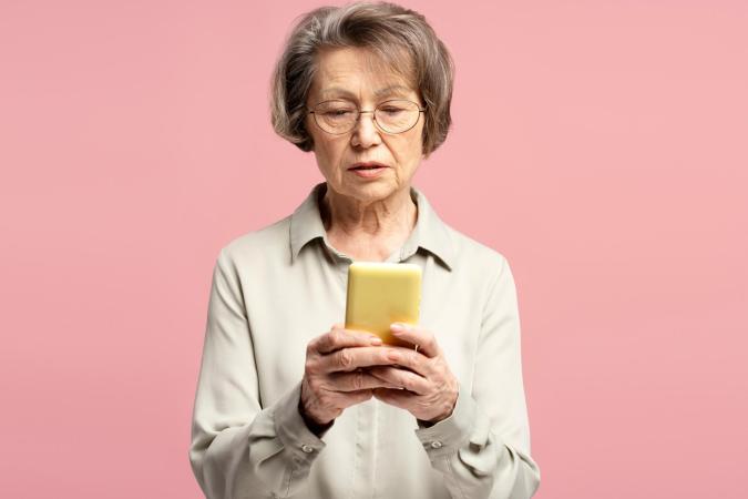 Woman turns off roaming on her mobile phone