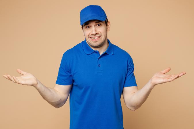 Man kijkt onzeker en schrikt een beetje, terwijl hij met opengespreide handen lijkt te zeggen: "Ik weet het niet" of "Wat moet ik doen?".