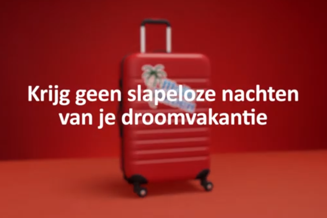 Reiskoffer met reisetiketten en tekst: 'Krijg geen slapeloze nachten van je droomvakantie'
