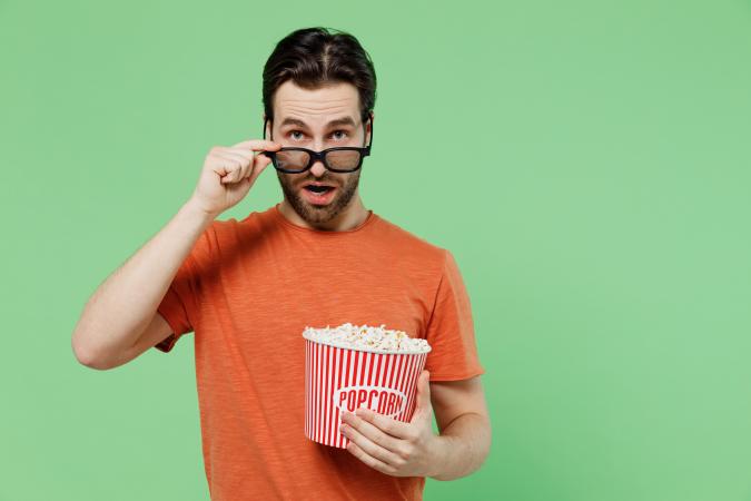 Man met popcorn is verbaasd dat hij bedenktijd verliest bij streamingabonnement